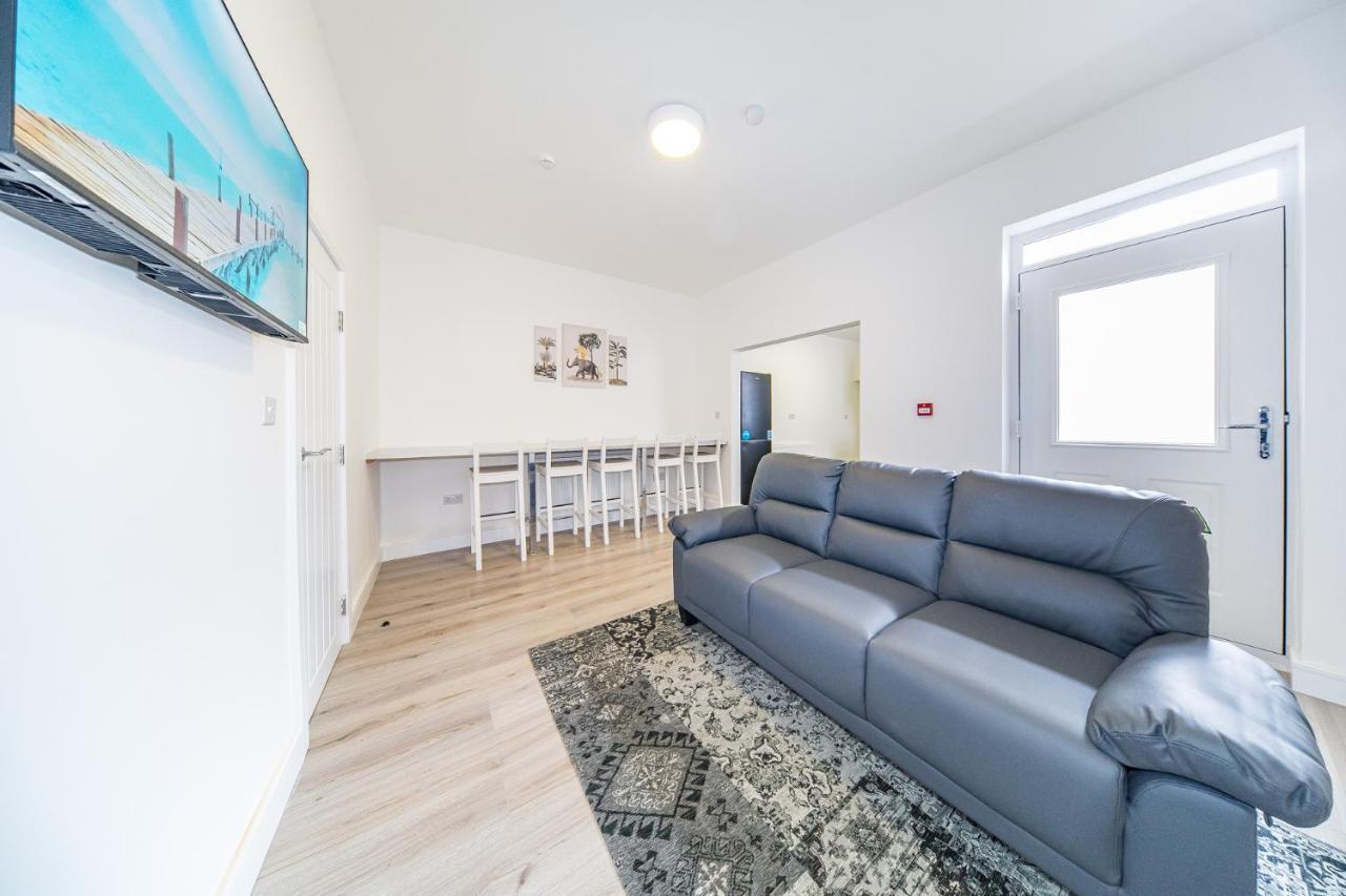 Hosted By Ryan - Huge 5 Bedroom House * Liverpool